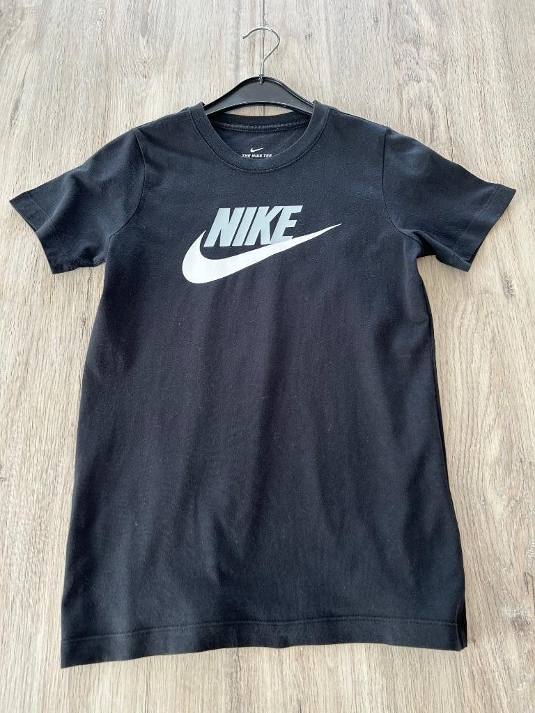 T-shirt Nike maat 137 - 147, Kinderen en Baby's, Kinderkleding | Maat 134, NIKE, Ophalen of Verzenden, Zo goed als nieuw, Shirt of Longsleeve