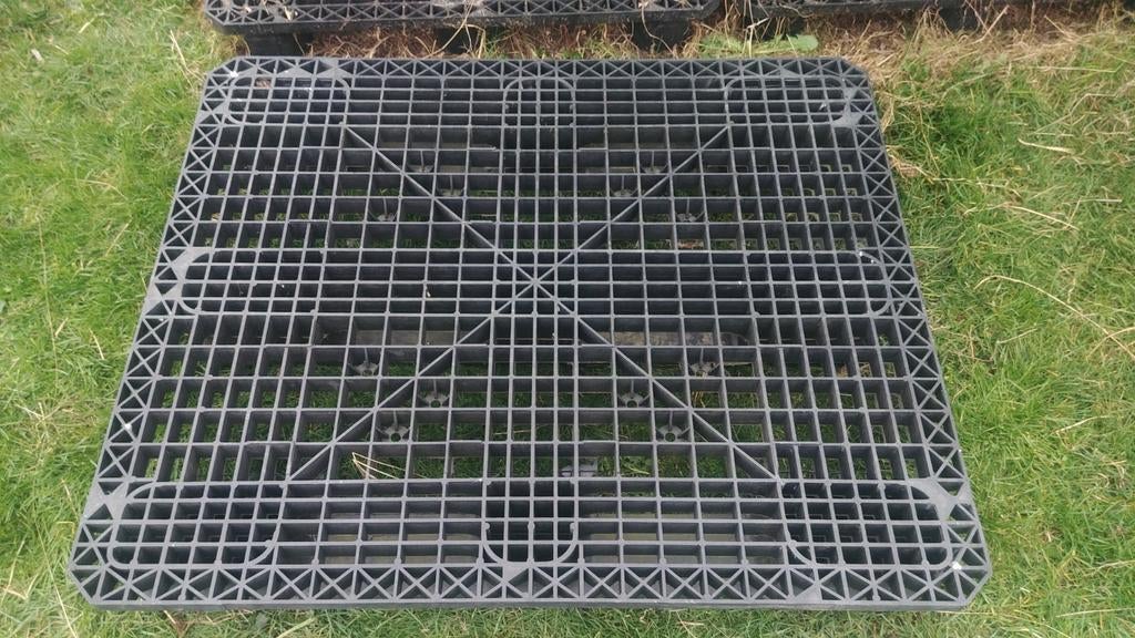 100 tal zéér stevige kunststof palleten 1100 x 1300, Ophalen, Zo goed als nieuw, Pallet