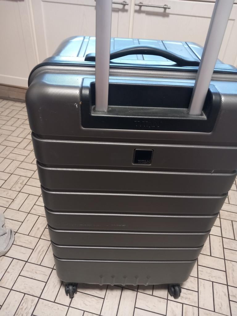 Grote make_up  koffer met vele nieuwe cosmetica artikeleni, Handtassen en Accessoires, Koffers, Ophalen of Verzenden, Zo goed als nieuw