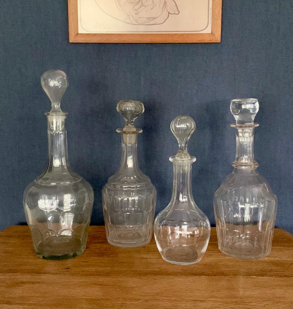 4 oude karaffen flessen glas landelijke stijl decoratie, Huis en Inrichting, Woonaccessoires | Overige, Ophalen of Verzenden, Gebruikt