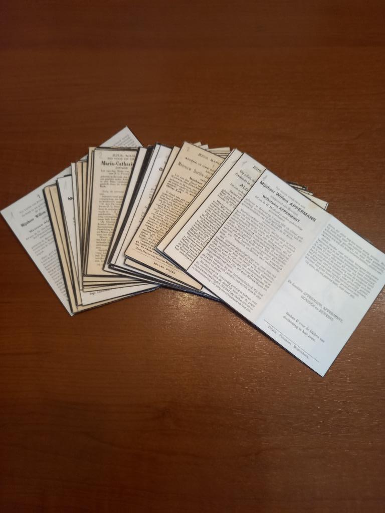 Oude rouwprentjes uit BEVERST 54 stuks, Enlèvement ou Envoi, Image pieuse