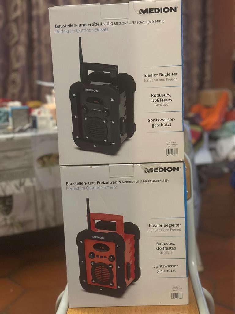 MEDION radio's in rood en zwart, Ophalen, Zo goed als nieuw