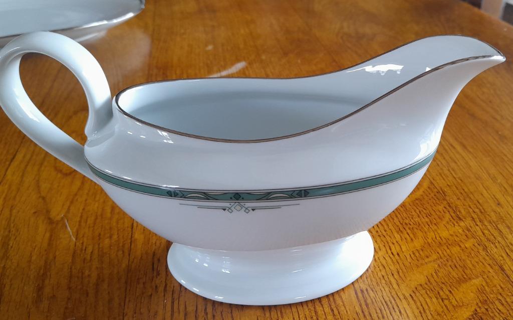 Saucière en porcelaine de Limoges (service Diva vert), Enlèvement
