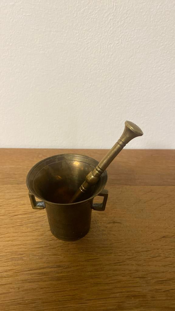 Oude kleine vijzel in messing of brons