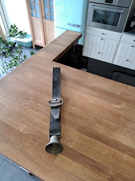 Antieke koebel in brons met lederen riem, Antiek en Kunst, Ophalen, Brons