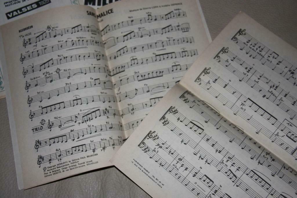 Muziekpartituren (2 mini-boekjes) > 4 liedjes waarvan 2 in ’, Ophalen of Verzenden, Gelezen, Algemeen