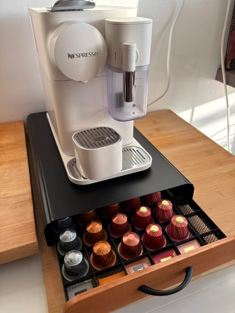 Nespresso Lattissima one + capsulehouder, Elektronische apparatuur, Ophalen, Koffiepads en cups, Zo goed als nieuw, Combi