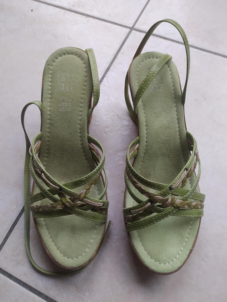 Chaussures dame vertes semelles compensées P39, Ophalen, Zo goed als nieuw