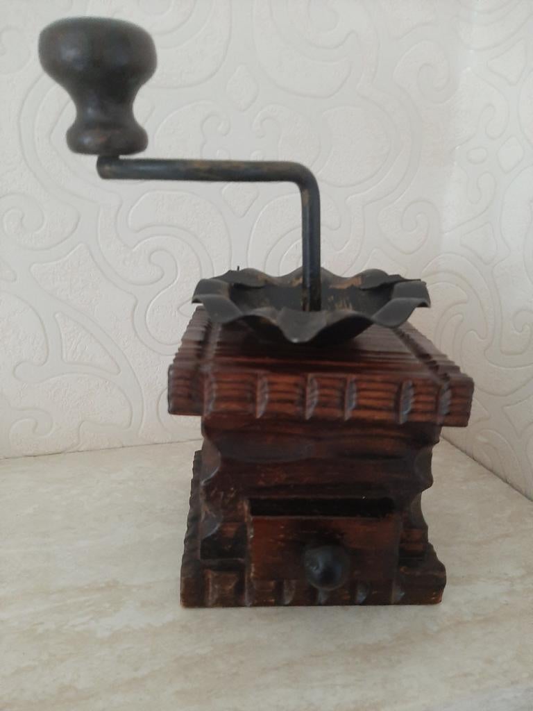 Decoratieve Vintage houten asbak in koffiemolen design, Verzamelen, Rookartikelen, Aanstekers en Luciferdoosjes, Asbak, Ophalen of Verzenden