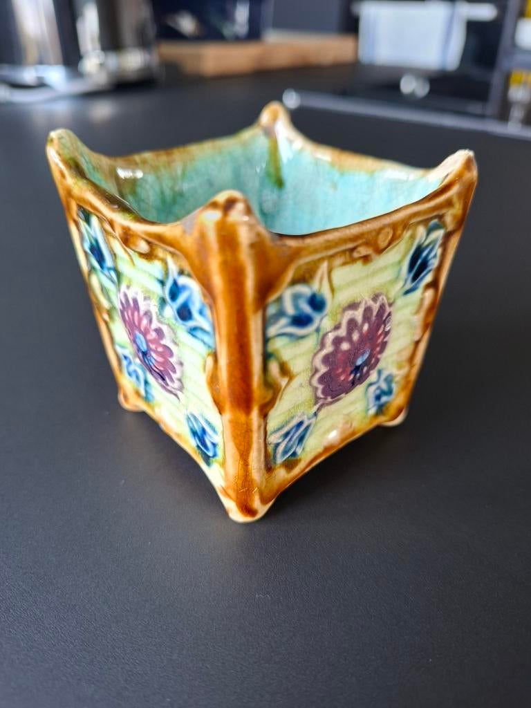 Petit cache pot. En faience de MAJOLIQIUE., Enlèvement ou Envoi
