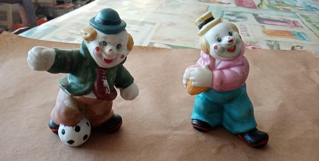 clowns beeldjes 2 stuks gips steen, Verzamelen, Ophalen of Verzenden, Zo goed als nieuw, Overige typen
