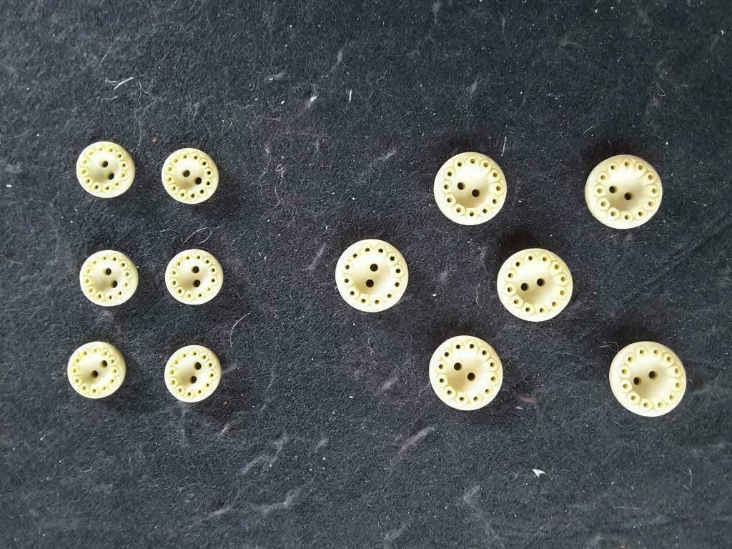 set van 6 gele knopen 15 mm en 6 van 11 mm 2 gaten B15116, Ophalen of Verzenden, Nieuw, Knoop of Knopen