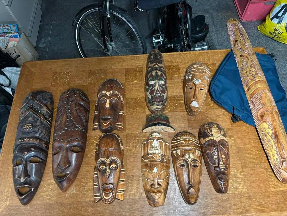 Decoratie houten muumaskers en dame die offer brengt, Ophalen, Zo goed als nieuw