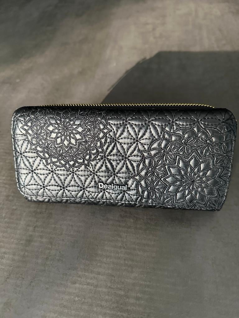 Porte-monnaie Desigual noir, Bijoux, Sacs & Beauté, Porte-monnaie & Portefeuilles, Comme neuf, Autres marques, Noir, Avec fermeture à pression