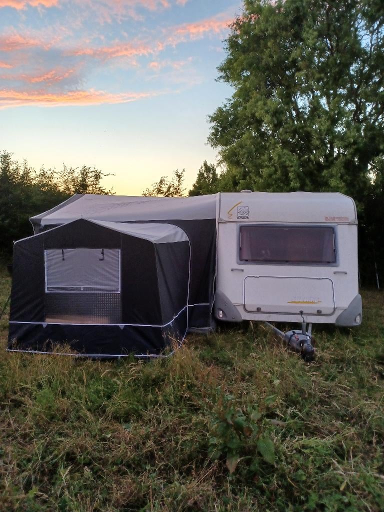 Caravan - Knaus 450, Vast bed, Treinzit, Particulier, 5 tot 6 meter