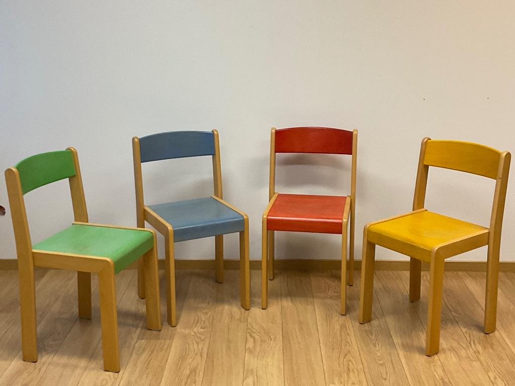 Vier houten gekleurde stoelen, Huis en Inrichting, Stoelen, Ophalen, Zo goed als nieuw, Hout, Vier