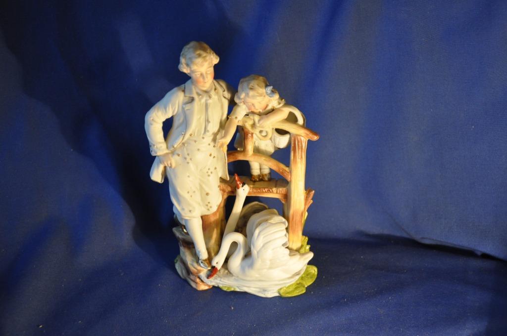 statuette homme et fillette aux cygnes biscuit, Enlèvement ou Envoi