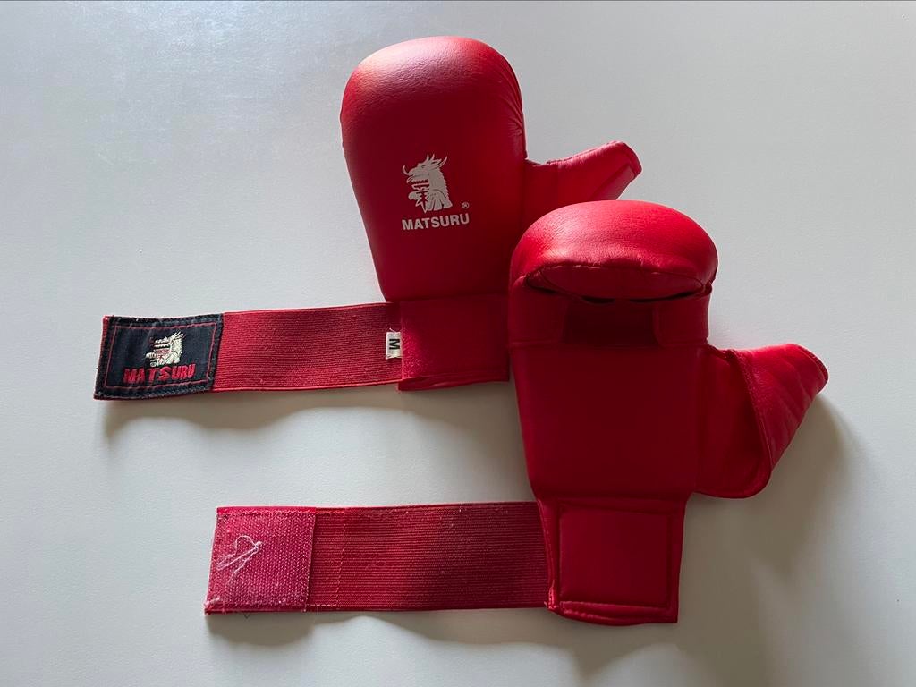 Matsuru Karate Vuist - met duim - Kunstleer - Rood - medium, Enlèvement ou Envoi, Comme neuf