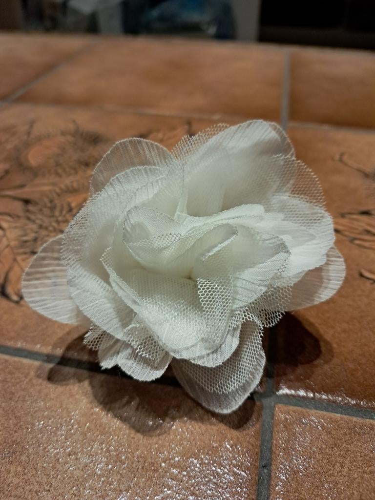 Broche-pince de cérémonie en tissu rose crème, Enlèvement ou Envoi, 4 à 7 cm, Rose, Autres matériaux
