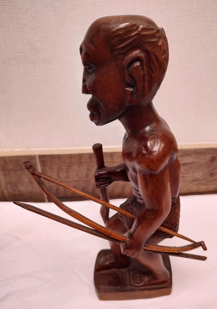 Houten beeld van Afrikaanse krijger met pijl en boog, Ophalen of Verzenden