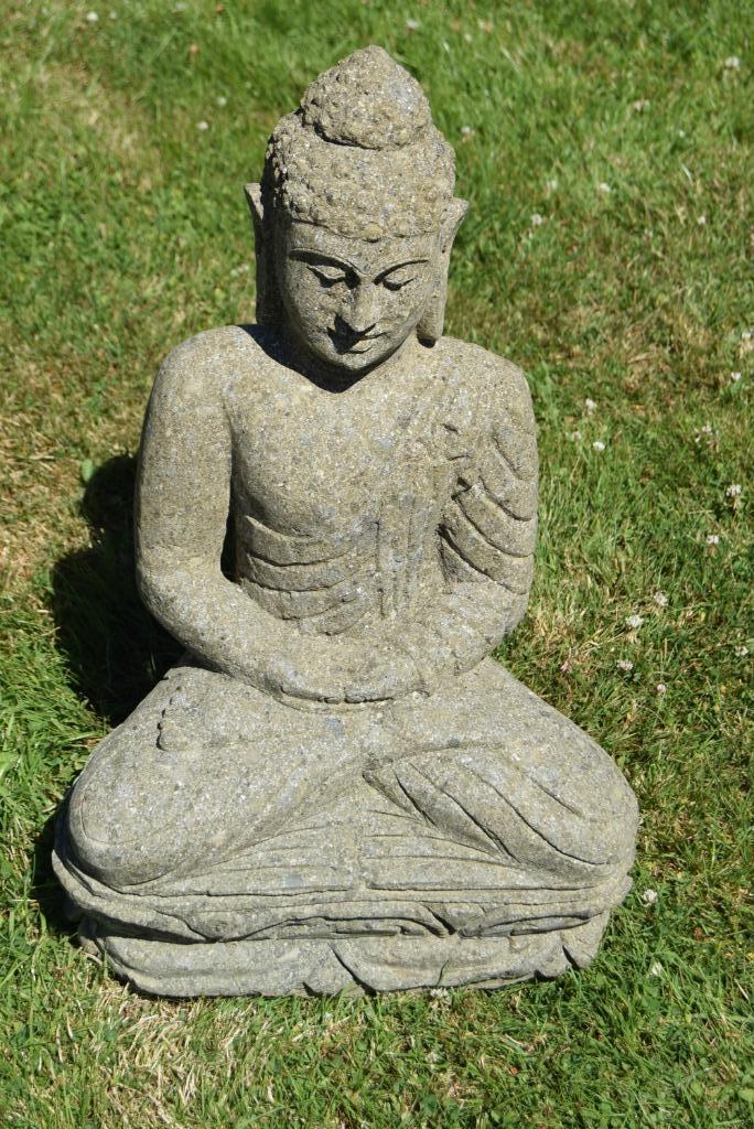 Boeddha op lotus in natuursteen meditatie, Tuin en Terras, Tuinbeelden, Ophalen, Zo goed als nieuw, Steen, Boeddhabeeld