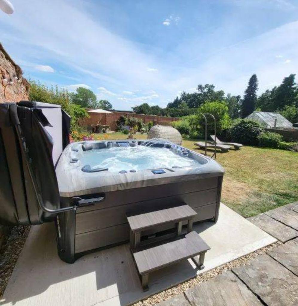 Nieuw 5-pers jacuzzi 65 jets 3 pompen Muziek geïsoleerde, Tuin en Terras, Ophalen, Nieuw