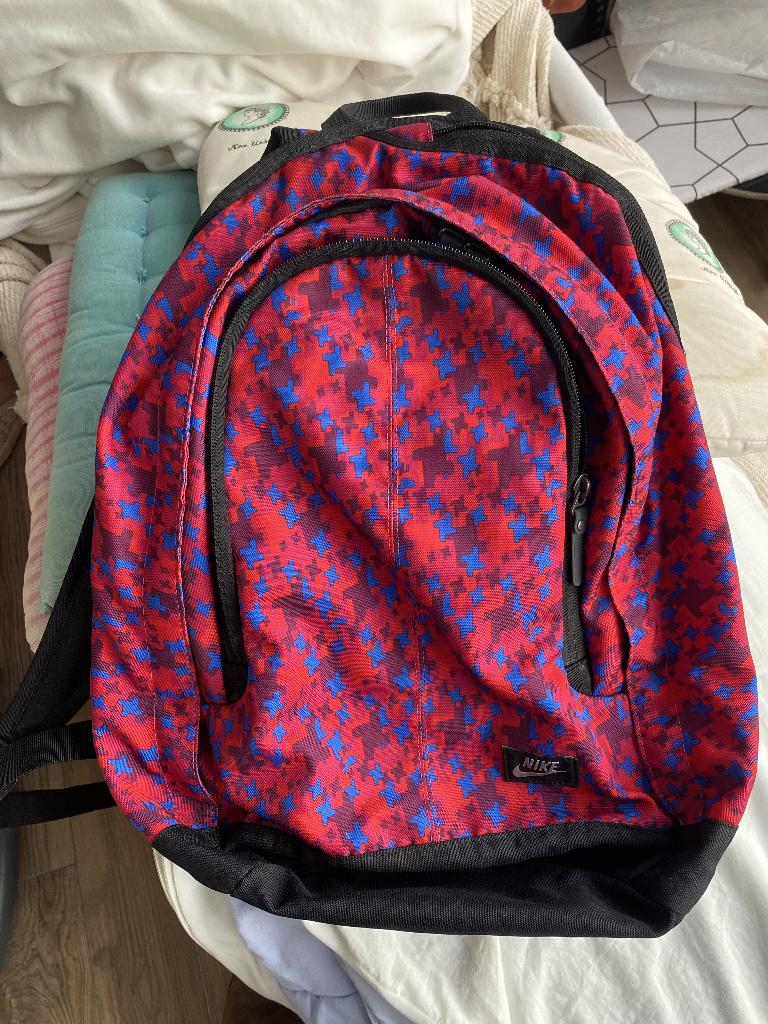 NIKE Dri-Fit rugzak rood/bordeaux camouflagepatroon, 25 tot 40 cm, Ophalen of Verzenden, Zo goed als nieuw, Overige merken