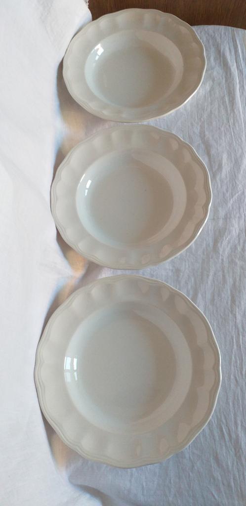 assiettes blanches ivoires profondes festonnées, Enlèvement ou Envoi, Utilisé