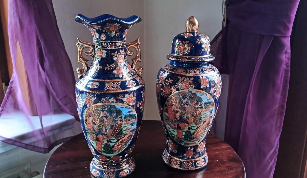 Chinese vazen( 2 stuks) in reliëf. Prima staat met stempel, Ophalen