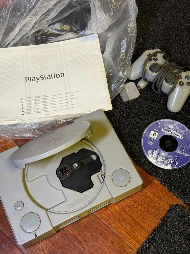 Sony Playstation 1 (scph-7002) controller + 12 games, Ophalen of Verzenden, Zo goed als nieuw, Met 1 controller, Met games