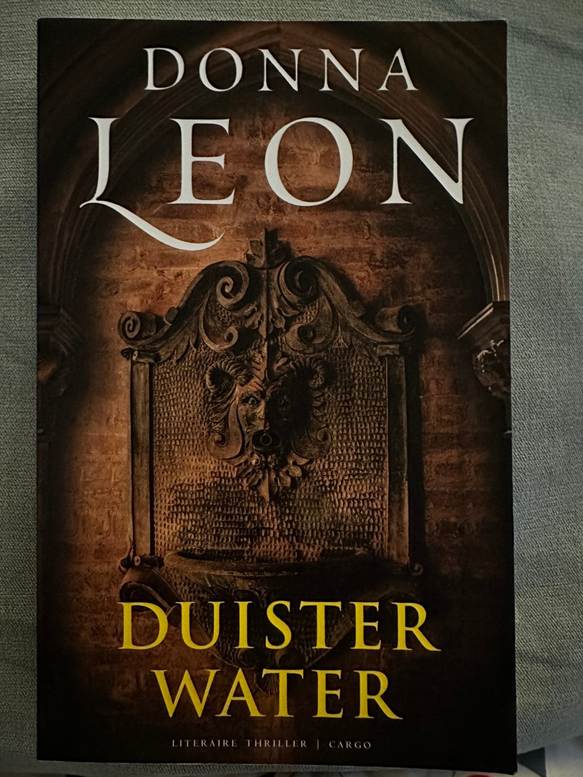 Donna Leon - Duister water, Enlèvement, Donna Leon