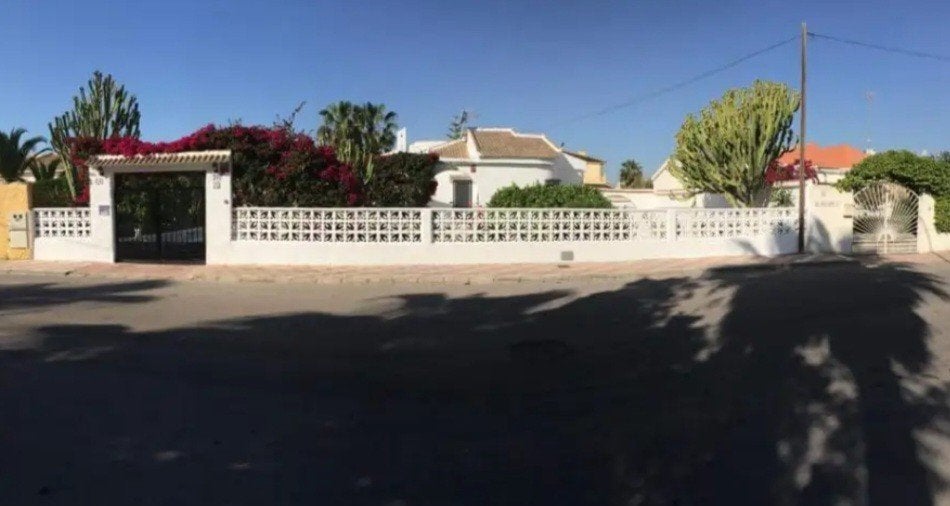 A VENDRE une villa   Torrevieja 1 000 m², Immo, Torrevieja, Maison d'habitation, 4 pièces, Ventes sans courtier