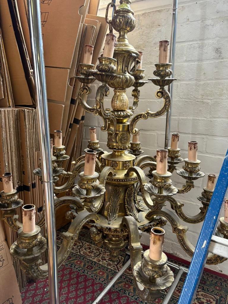 Hele grote bronze kroonluchter, Enlèvement