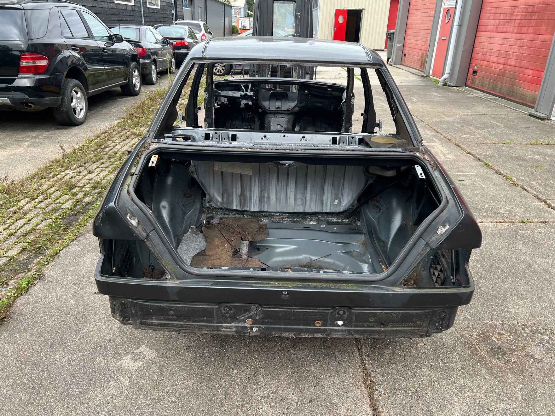 Mercedes w124 carrosserie ch ssis toit bas de caisse arri re, Mercedes-Benz AG, Mercedes-Benz, Utilisé, Mercedesstrasse 120
70372  Stuttgart, DE