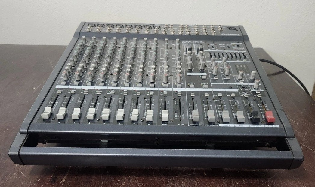 Yamaha Power Mixer EMX5000-12 Powered  12 kanalen 2x efekt, Musique & Instruments, Enlèvement, Utilisé, 10 à 20 canaux, Entrée micro