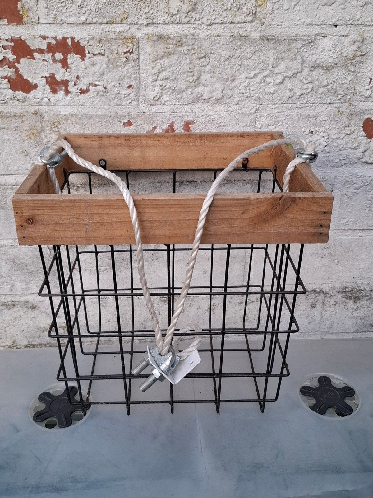 Ijzeren mandje met houten omranding voor in de tuin /terras, Ophalen