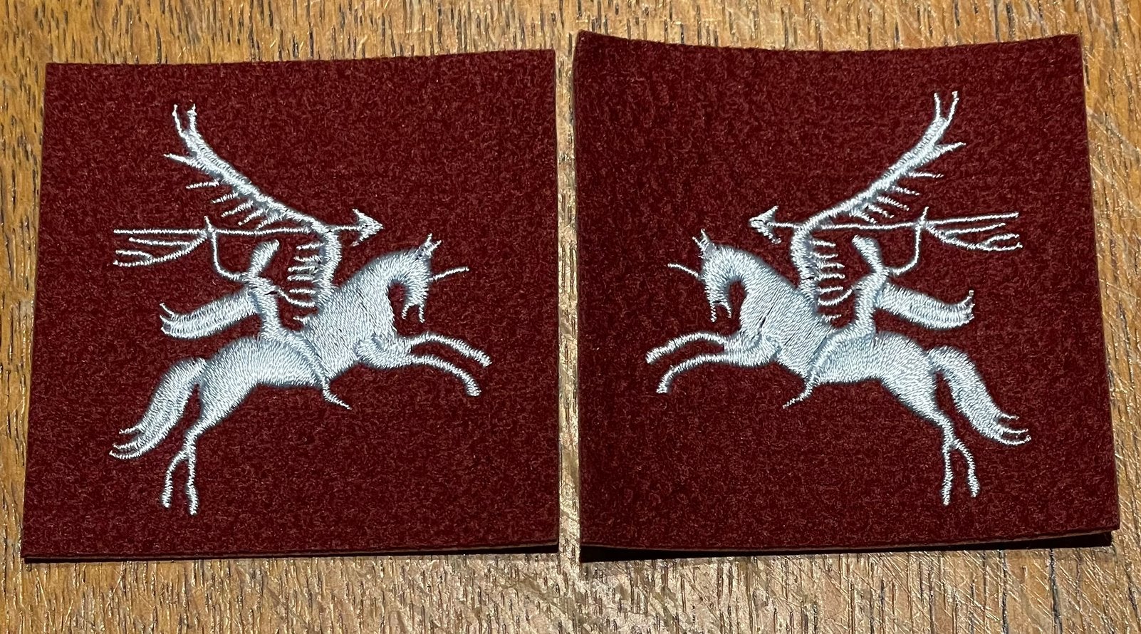 Set pegasus para links/rechts geborduurd, Verzamelen, Ophalen of Verzenden, Landmacht, Embleem of Badge