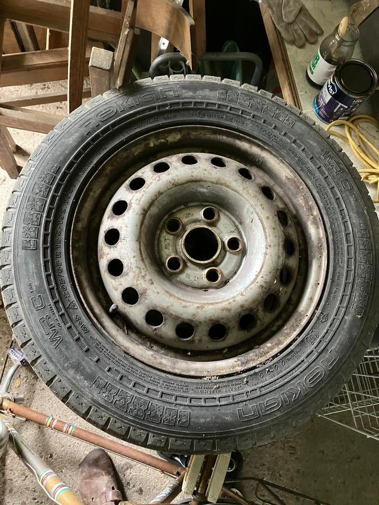 VW T4 stalen velgen + winter banden Nokian, Auto-onderdelen, Ophalen, Winterbanden, Band(en)