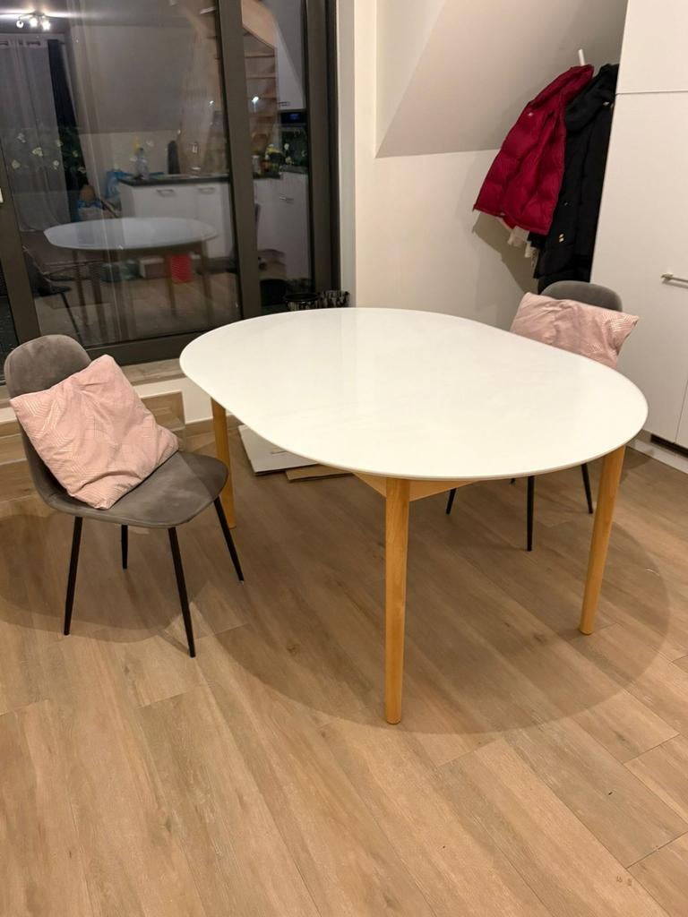 Eettafel JYSK  met 2 stoelen op te halen te stabroek., Ophalen