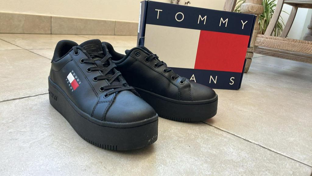 Sneakers tommy hilfiger maat  37, Kleding | Dames, Schoenen, Ophalen of Verzenden, Zo goed als nieuw, Sneakers