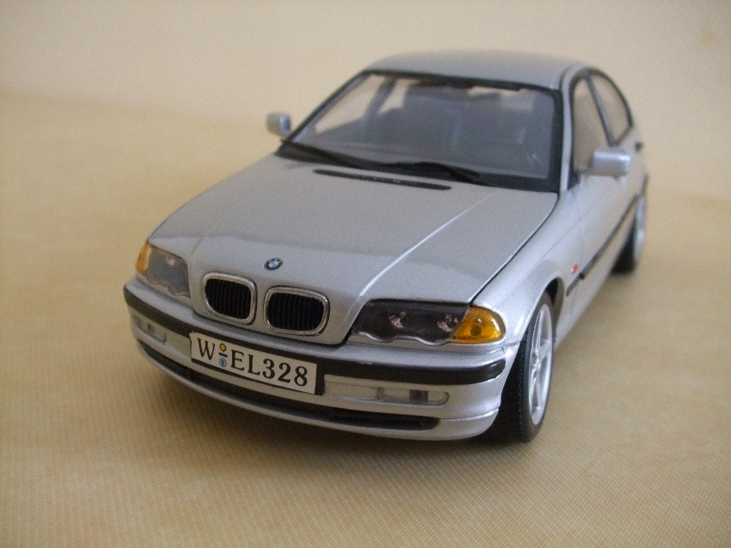BMW 328i E46 Sedan 1998 Silver Welly 1/18 SANS BOÎTE, Hobby & Loisirs créatifs, Voitures miniatures | 1:18, Comme neuf, Voiture