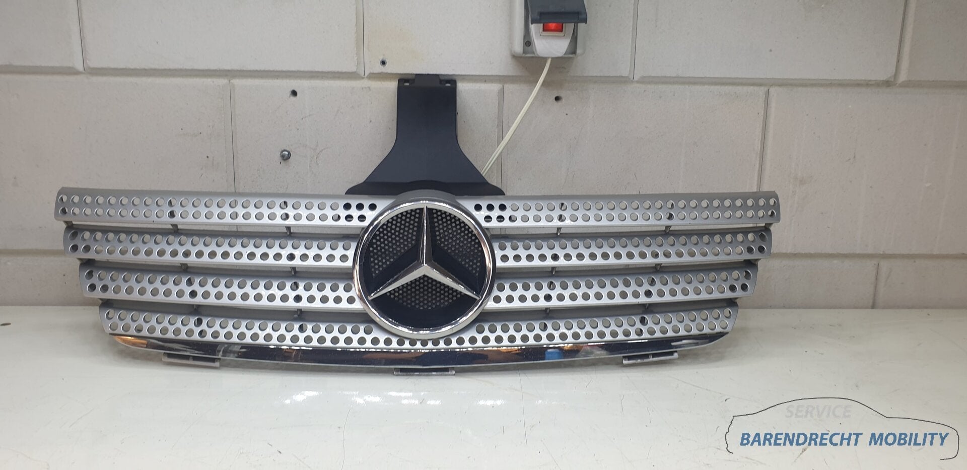 Mercedes CL203 W203 sportcoupe grille zilver geperforeerd av, Mercedes-Benz AG, Mercedes-Benz, Utilisé, Mercedesstrasse 120
70372  Stuttgart, DE