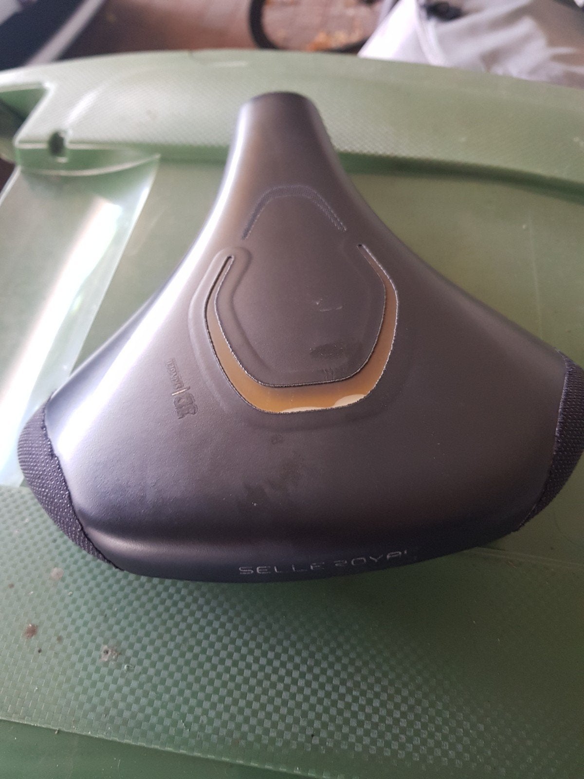 gelzadel, Enlèvement ou Envoi, Selle