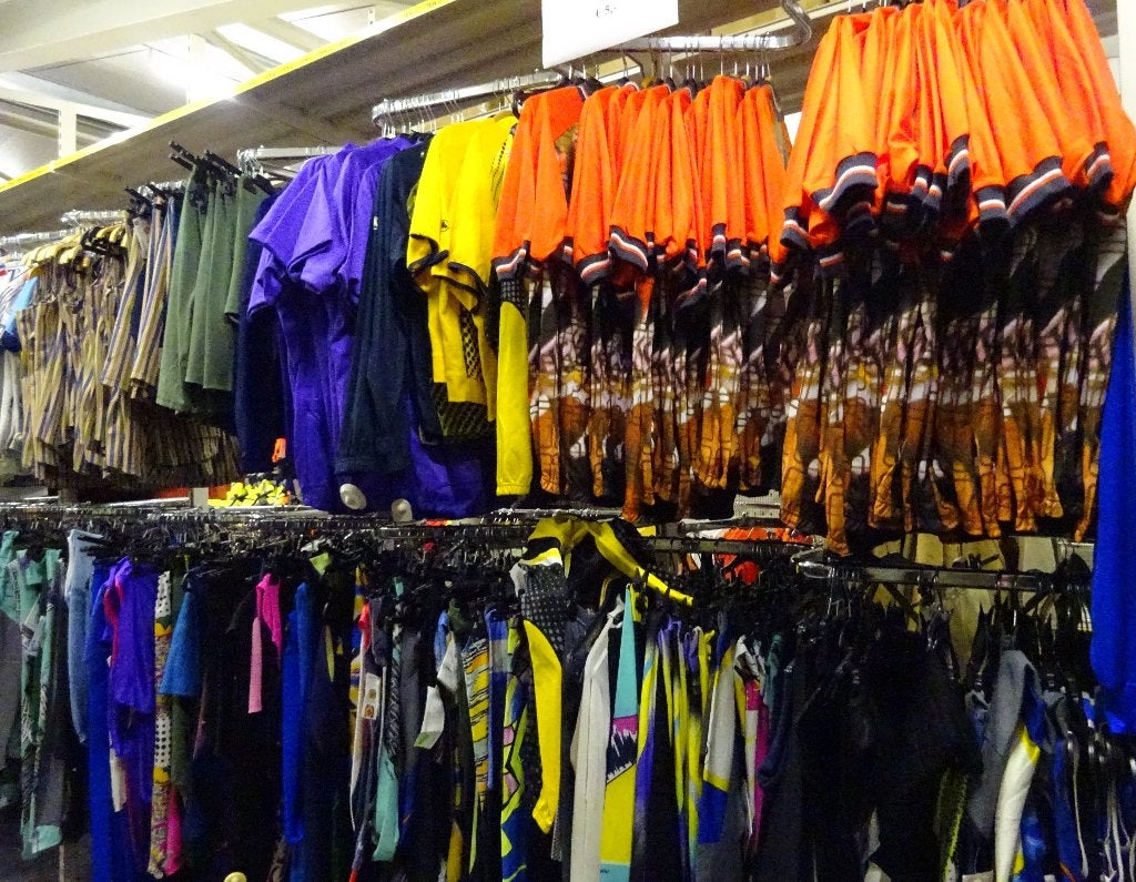 NIEUW Partijtje 350 stuks Kwaliteit sportkleding voor: Heren, Ophalen, Nieuw