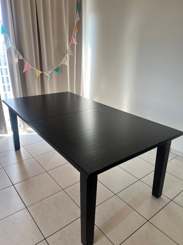 Zwarte uitschuifbare eettafel in massief grenen – €120, Ophalen, Zo goed als nieuw, Vijf personen of meer, 200 cm of meer
