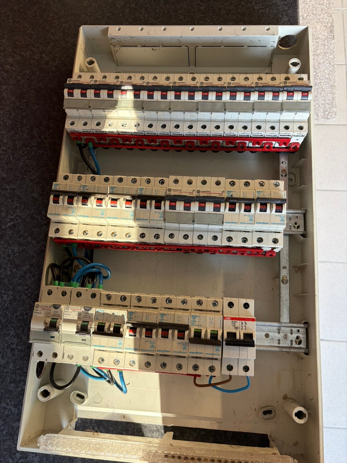Vynckier ABB elektriciteitskast 3 rijen voorbedraad met diff, Doe-het-zelf en Bouw, Ophalen, Zo goed als nieuw, ABB