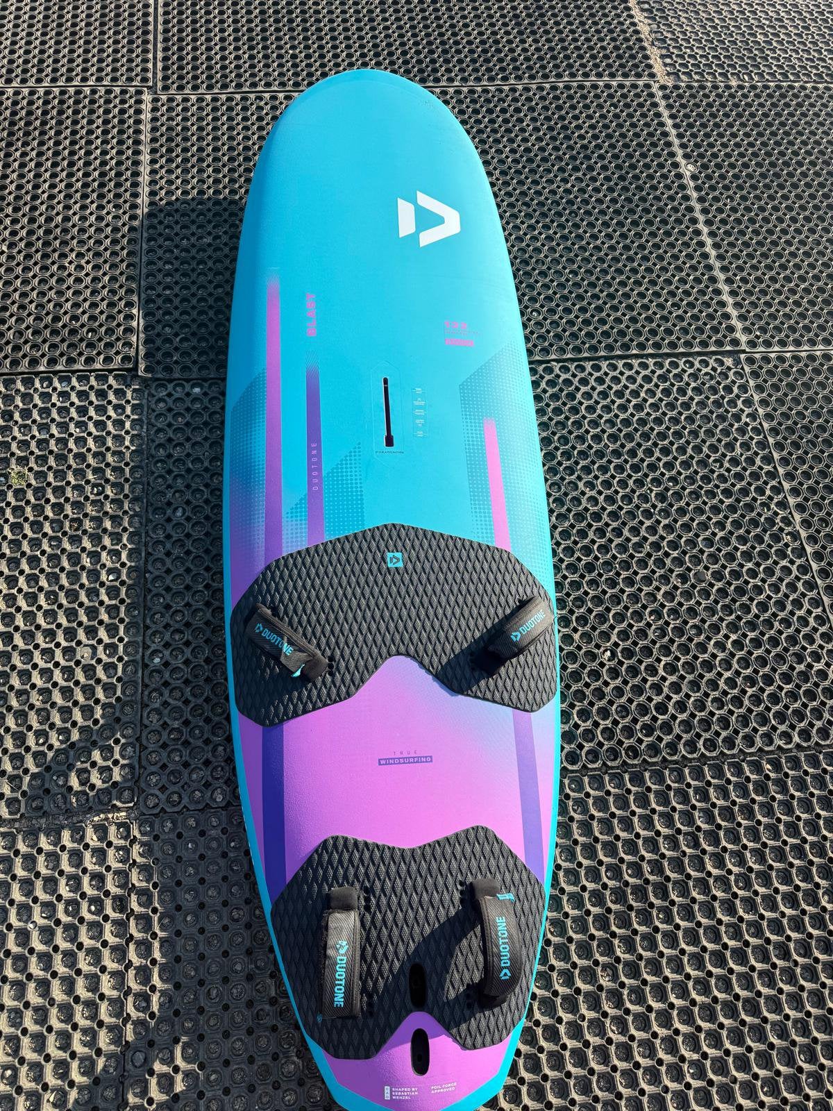 Duotone Blast 132 - 2024 topstaat - windsurf board, Enlèvement, Comme neuf, Duotone, Aileron