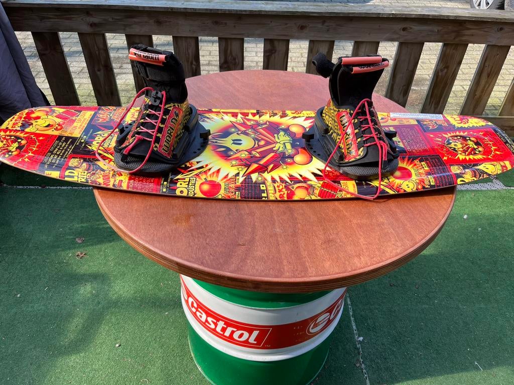 Wakeboard world industries 127cm, Watersport en Boten, Ophalen, Gebruikt, Board en Schoenen
