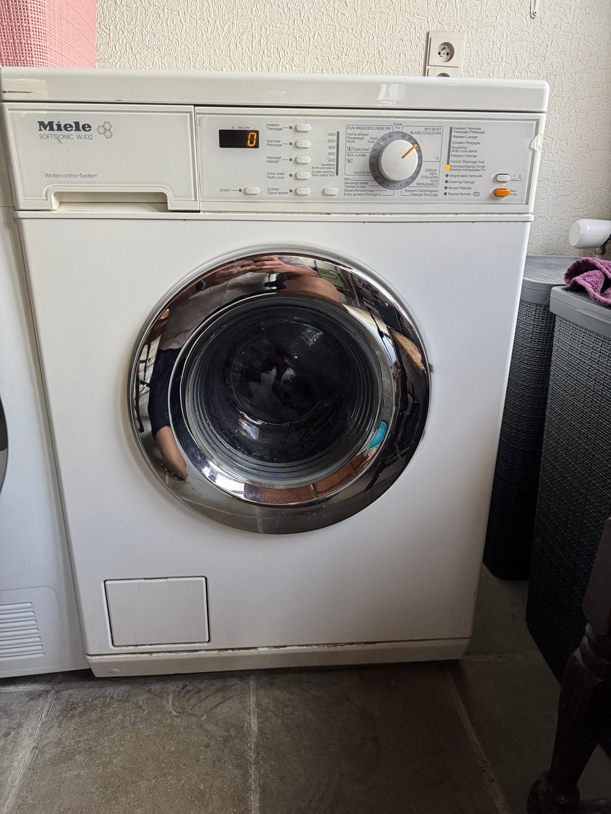 Miele W432 softronic, 1200 à 1600 tours, 4 à 6 kg, Programme lavage à la main, Chargeur frontal