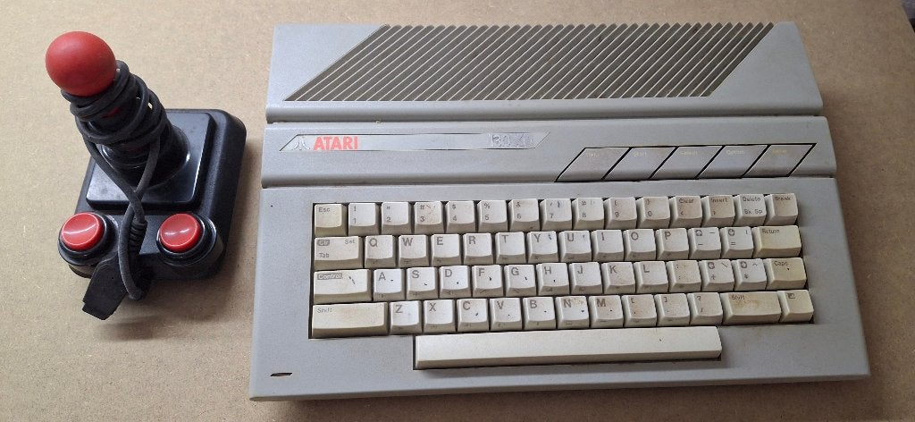 Atari 130XE, Consoles de jeu & Jeux vidéo, Enlèvement, Utilisé, Avec 1 manette, Autres modèles